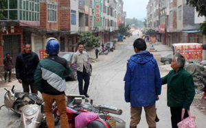 信宜两摩托相撞 双方在争执中出手 信宜两摩托相撞 双方在争执中出手