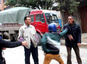 信宜两摩托相撞 双方在争执中出手 信宜两摩托相撞 双方在争执中出手