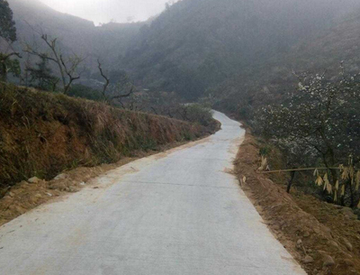 ��ɽ���½���һ����������Ź�·